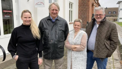 Eva Hellman Persson (vd Hifab), Stefan Borg (SD, ordförande Hifab), Liubov Storozhuk (Solögat-Chamania) och Bengt Nilsson (Solögat-Chamania). Bild: Jonas Karlsson/Skånska Dagbladet poserar framför Hifabs kontor.