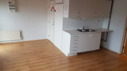 Interiör av lokal på Filaregatan 14. Köksdel med diskko i kontorsdelen av lokalen.